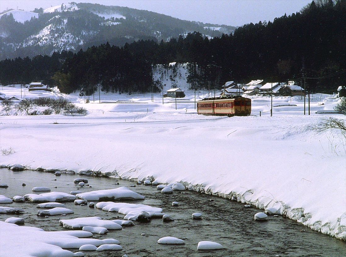 雪景色の能登三井―能登市ノ瀬間を走る気動車（撮影：南正時）