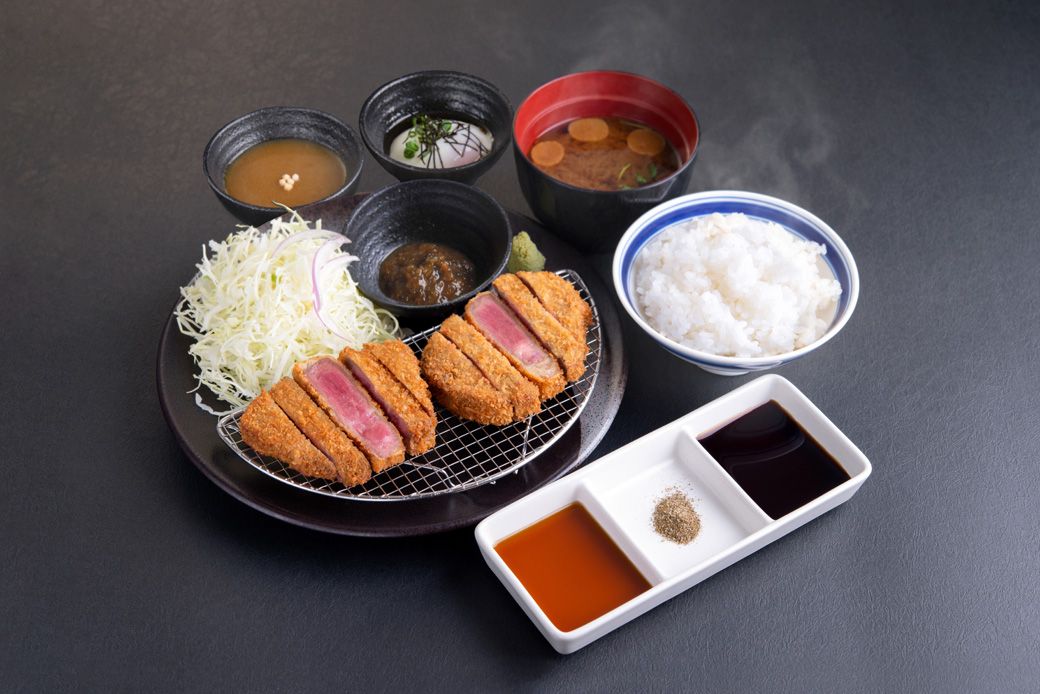 厚切り牛タンカツ膳。牛タン特有の心地よい歯応えが楽しめる（写真提供：ゴリップ）
