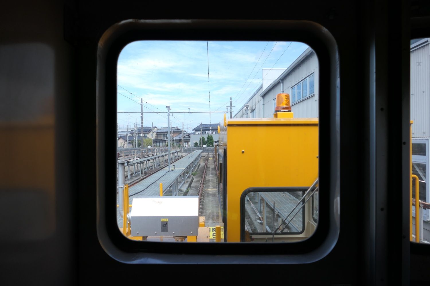 車端部の窓。この向こうにSLを連結する（記者撮影）