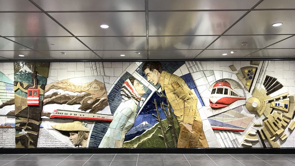 小田急ロマンスカー｢あの色｣を生んだ天才画家 下北沢駅で話題の｢奇抜な壁画｣に秘密がある | 旅･趣味 | 東洋経済オンライン
