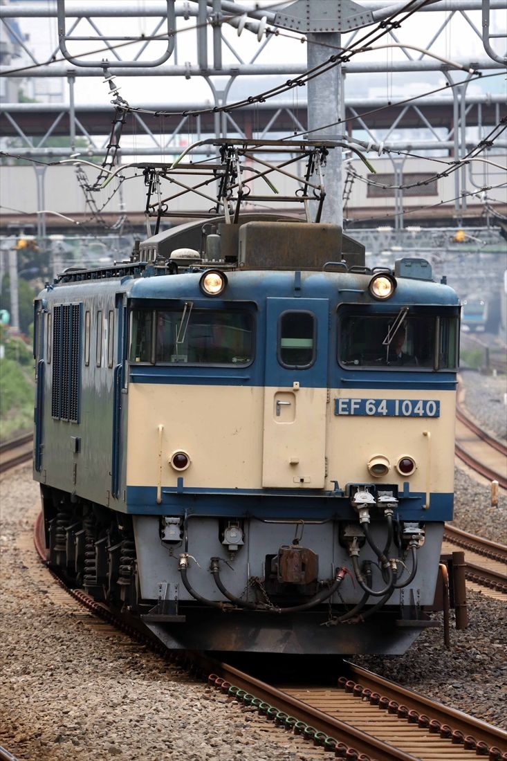 東十条付近を走るEF64形1000番台牽引の貨物列車（撮影：南正時）