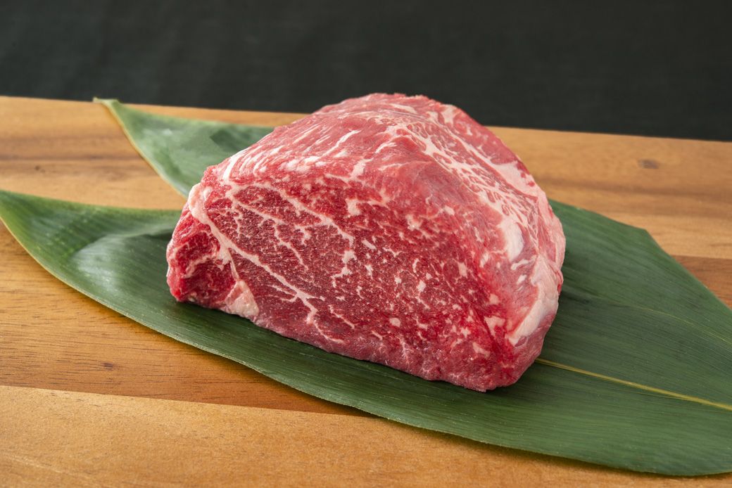 仕入時のヒレ肉。筋をトリミングし、牛カツのポーションにした状態で届く（写真提供：ゴリップ）