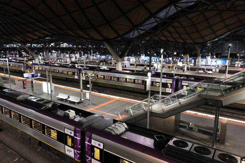 ディーゼル車両が並び、アイドリング音がこだまするサザンクロス駅（筆者撮影）
