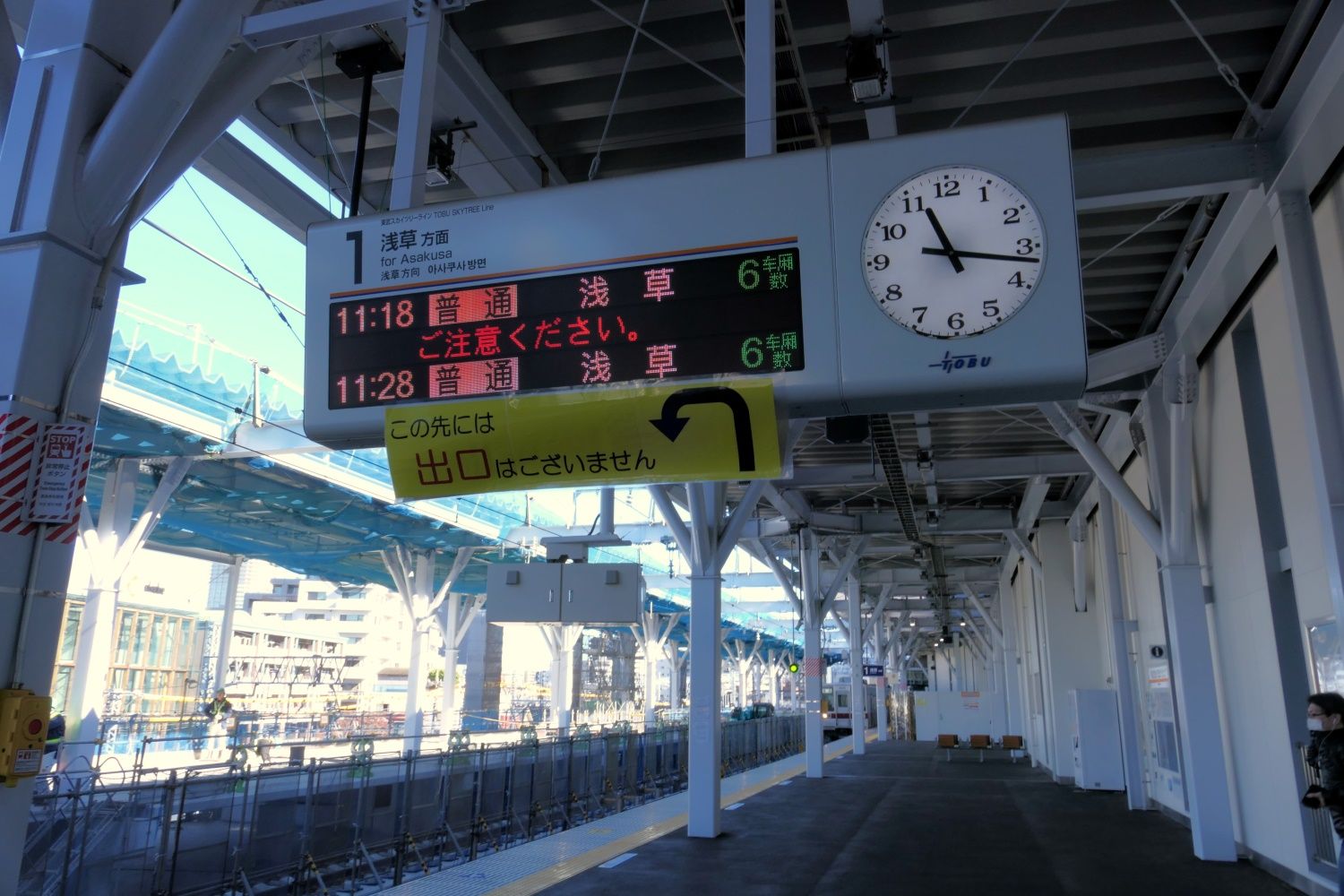 日中は10分ごとに普通電車が来る（記者撮影）