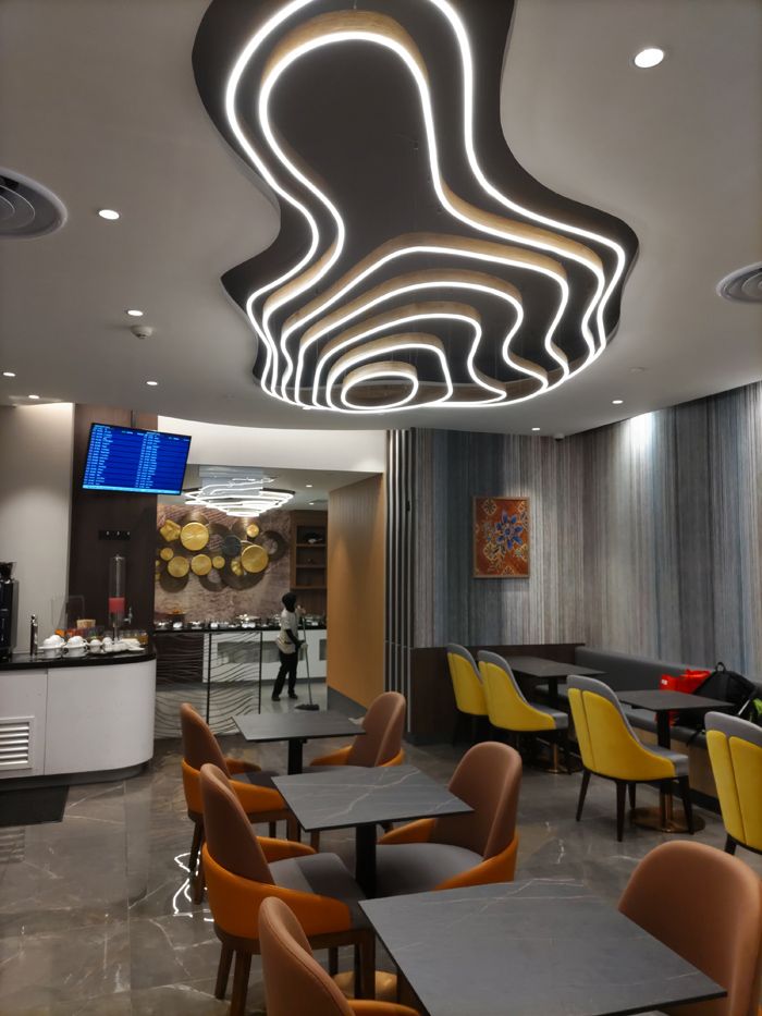 不思議な形の照明（筆者撮影）