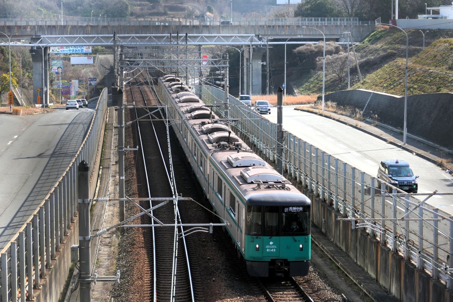 西神南駅に到着する電車。トンネルや高架で起伏のある地形を越えている（編集部撮影）