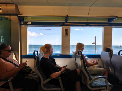 近郊電車が大西洋を車窓に（筆者撮影）