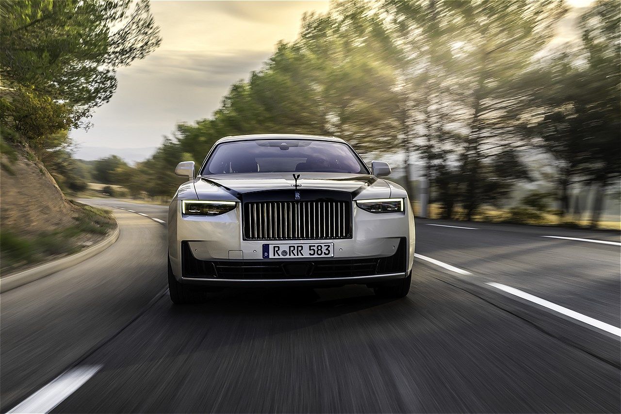 ロールス・ロイス「ブラックバッジ・ゴースト・シリーズⅡ」のAESTHETE - Jubilee Silver & Black（写真：Rolls-Royce Motor Cars）