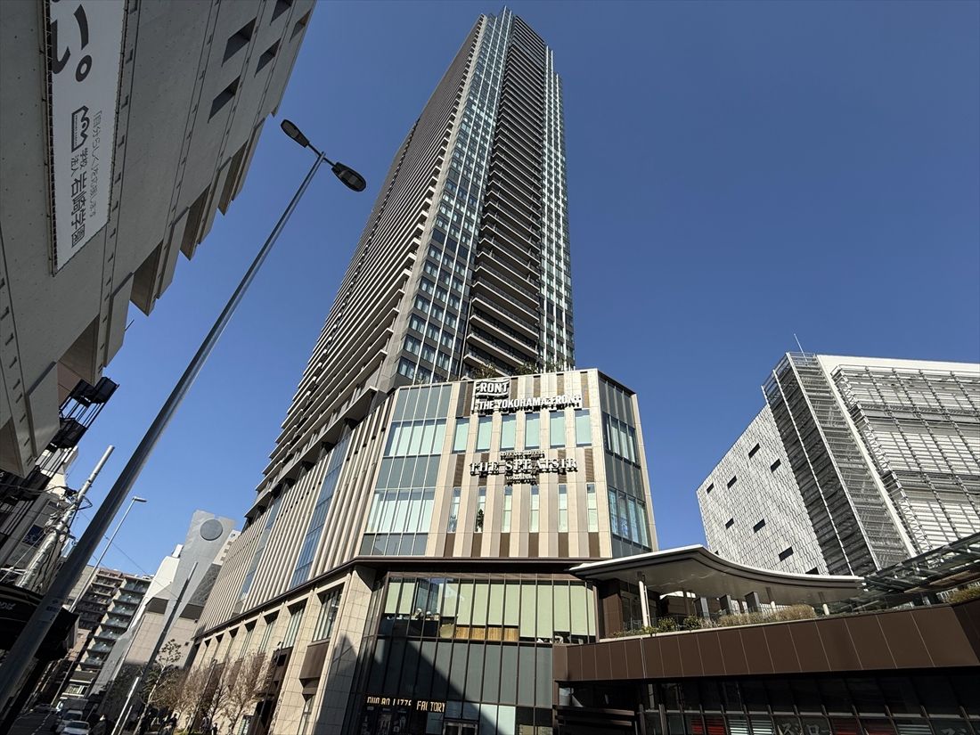 鶴屋町の再開発ビル「THE YOKOHAMA FRONT」も相鉄が手がける横浜駅西口の事業。沿線6大プロジェクトの1つとして2024年6月に先行開業した（筆者撮影）