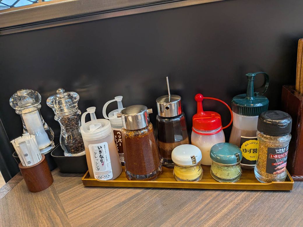 調味料のなかにはオリジナルドレッシングもあった（写真：筆者撮影）