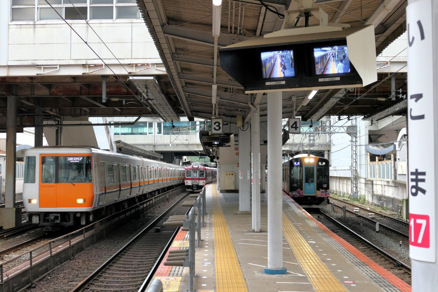 けいはんな線と奈良線の電車が並ぶ（記者撮影）