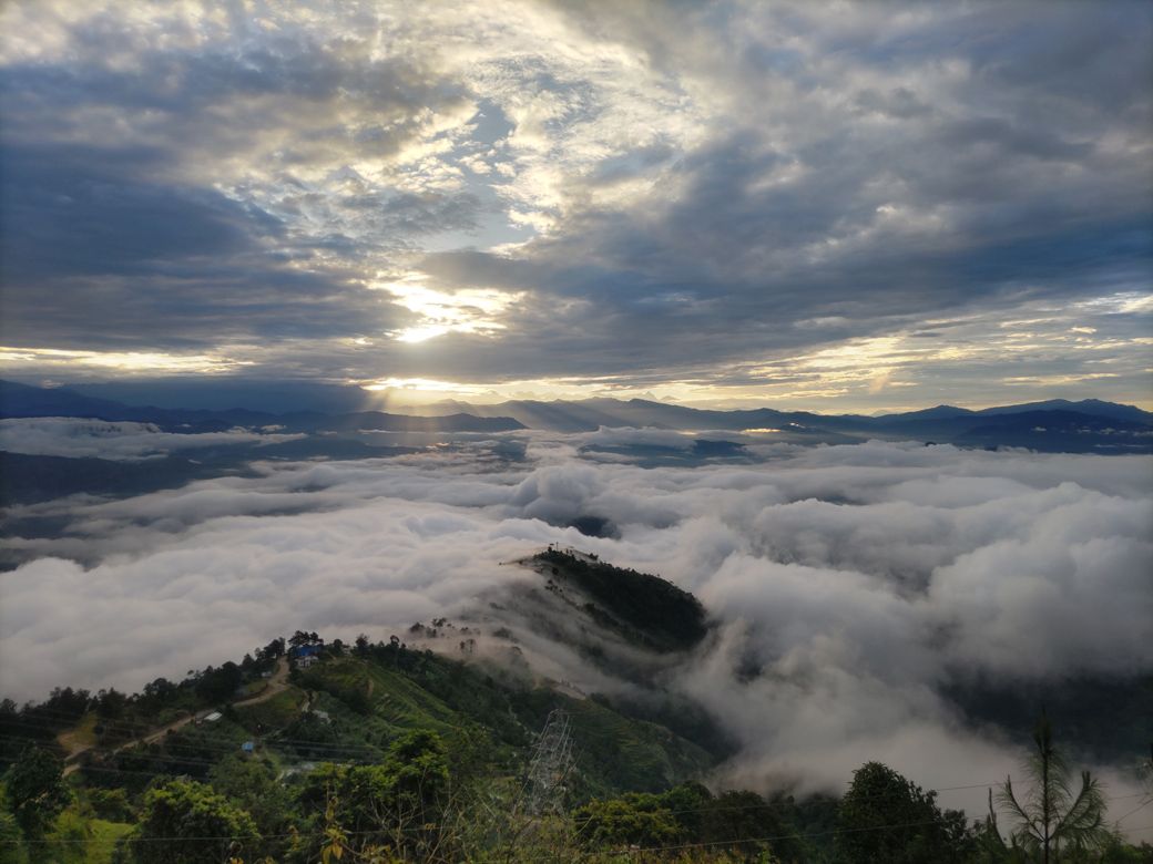 ネパールでは靴の中に“ヒル”が4匹潜り込むトラブルを乗り越えて、雲の上からヒマラヤ山脈を鑑賞（筆者撮影）
