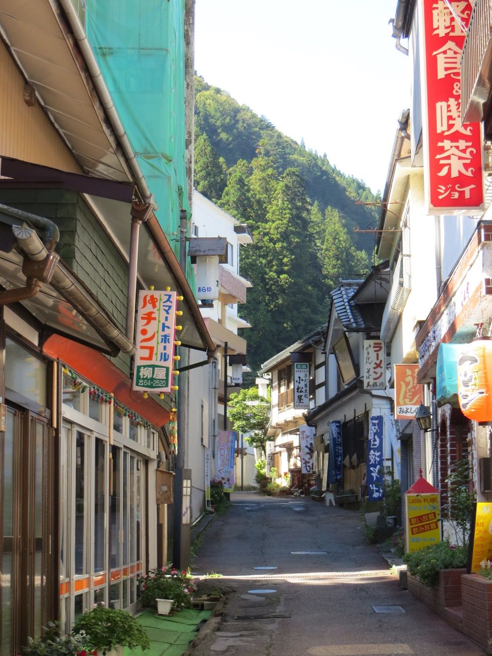 群馬県・吾妻郡中之条町の四万温泉の商店街（写真：山本さん提供）