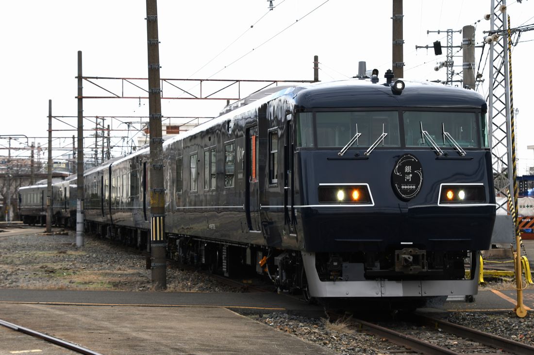 JR西日本の夜行列車「WEST EXPRESS（ウエストエクスプレス）銀河」（記者撮影）