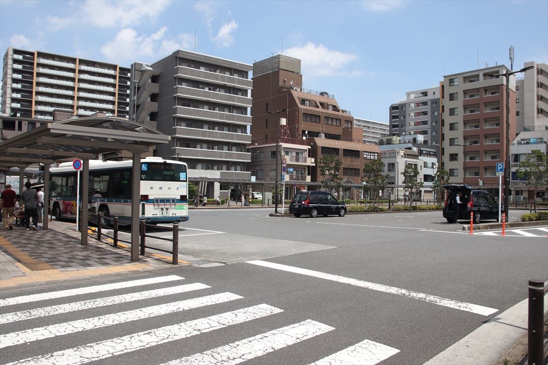 新小岩駅の北口から北東へ少し離れた場所にあるロータリー（東北広場）。専用道方式の場合はここを発着点にする（筆者撮影）