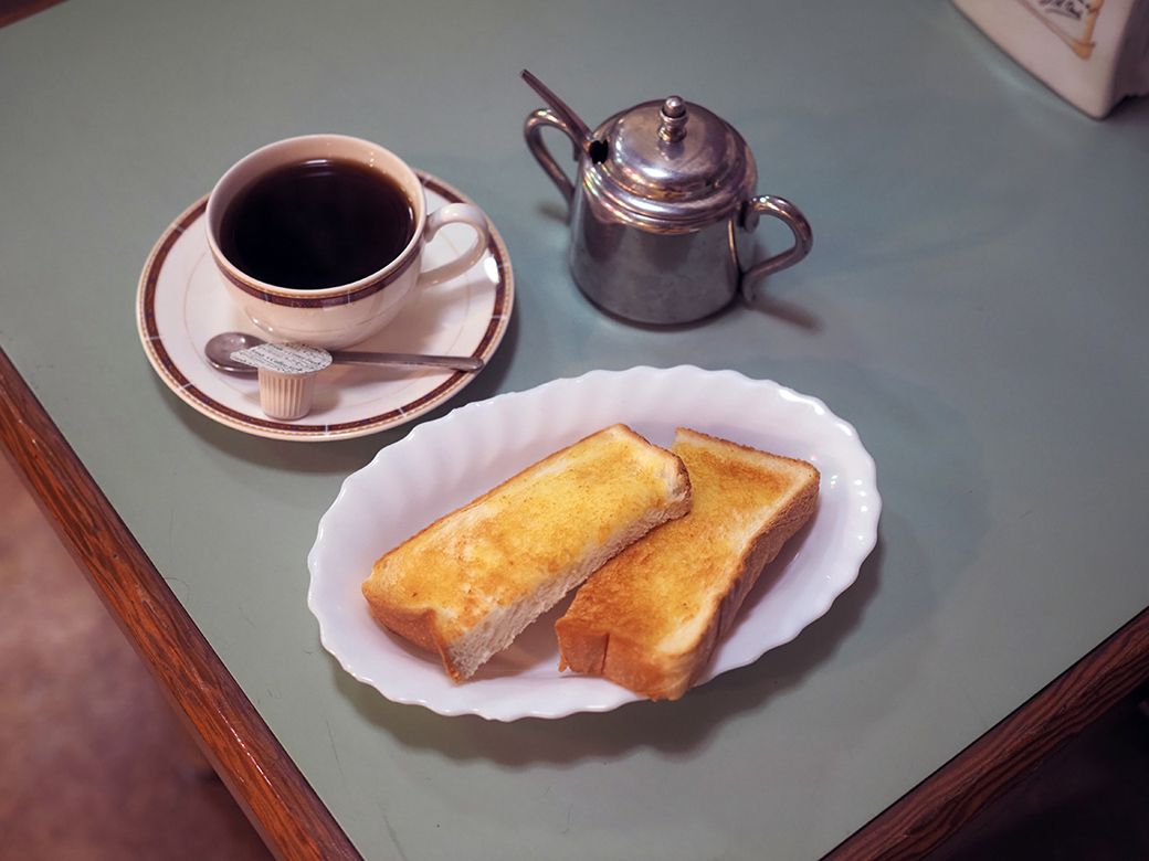 モーニングの代わりにもなるトーストとホットコーヒーのセット（450円）は一日中注文可能。コーヒーは注文のたびに豆を挽き、サイフォンで淹れる（筆者撮影）