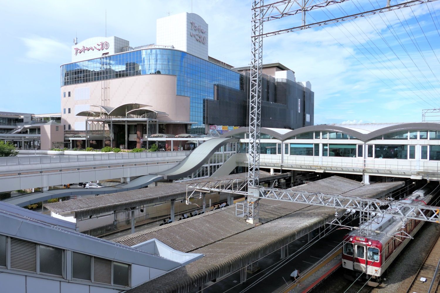 橋上駅舎の生駒駅とアントレいこま（記者撮影）