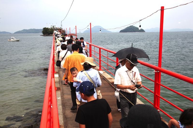 津島神社への橋に2日間だけ木の板が敷き詰められる（写真：坪内政美）