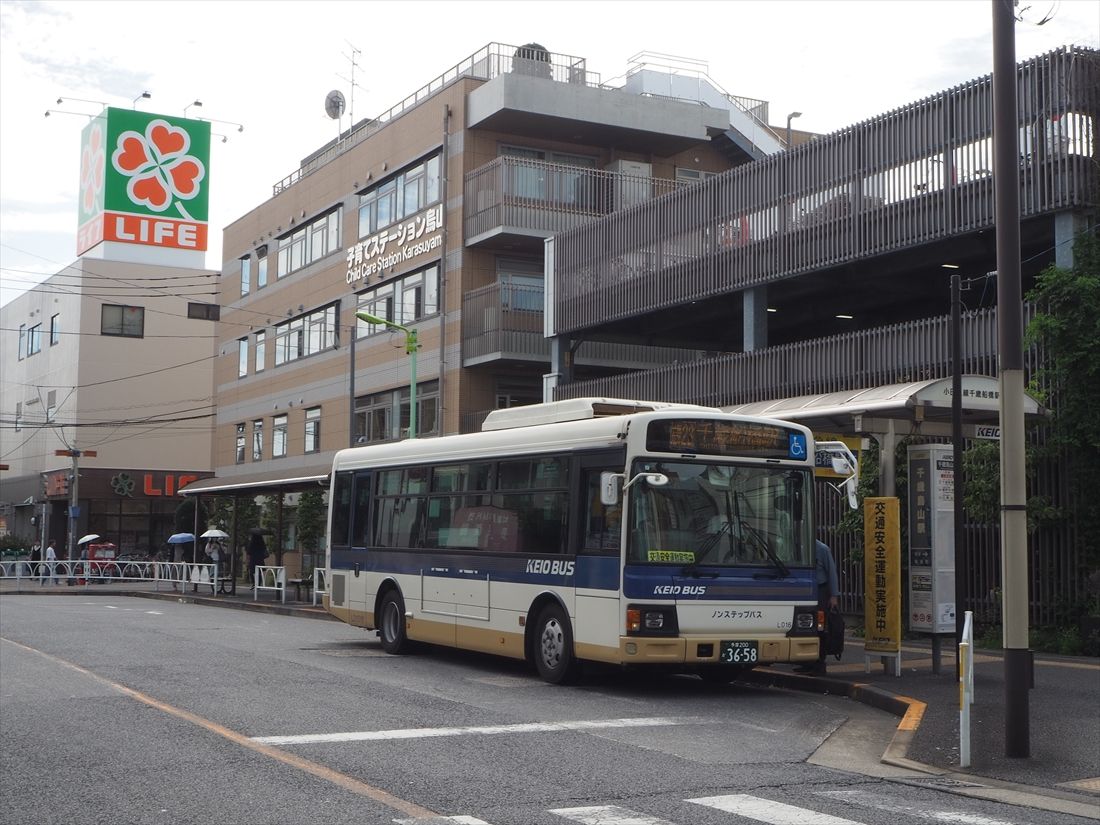 千歳烏山駅は高架化に合わせて駅前広場を整備予定。現在のバス乗り場は駅からやや離れている（記者撮影）