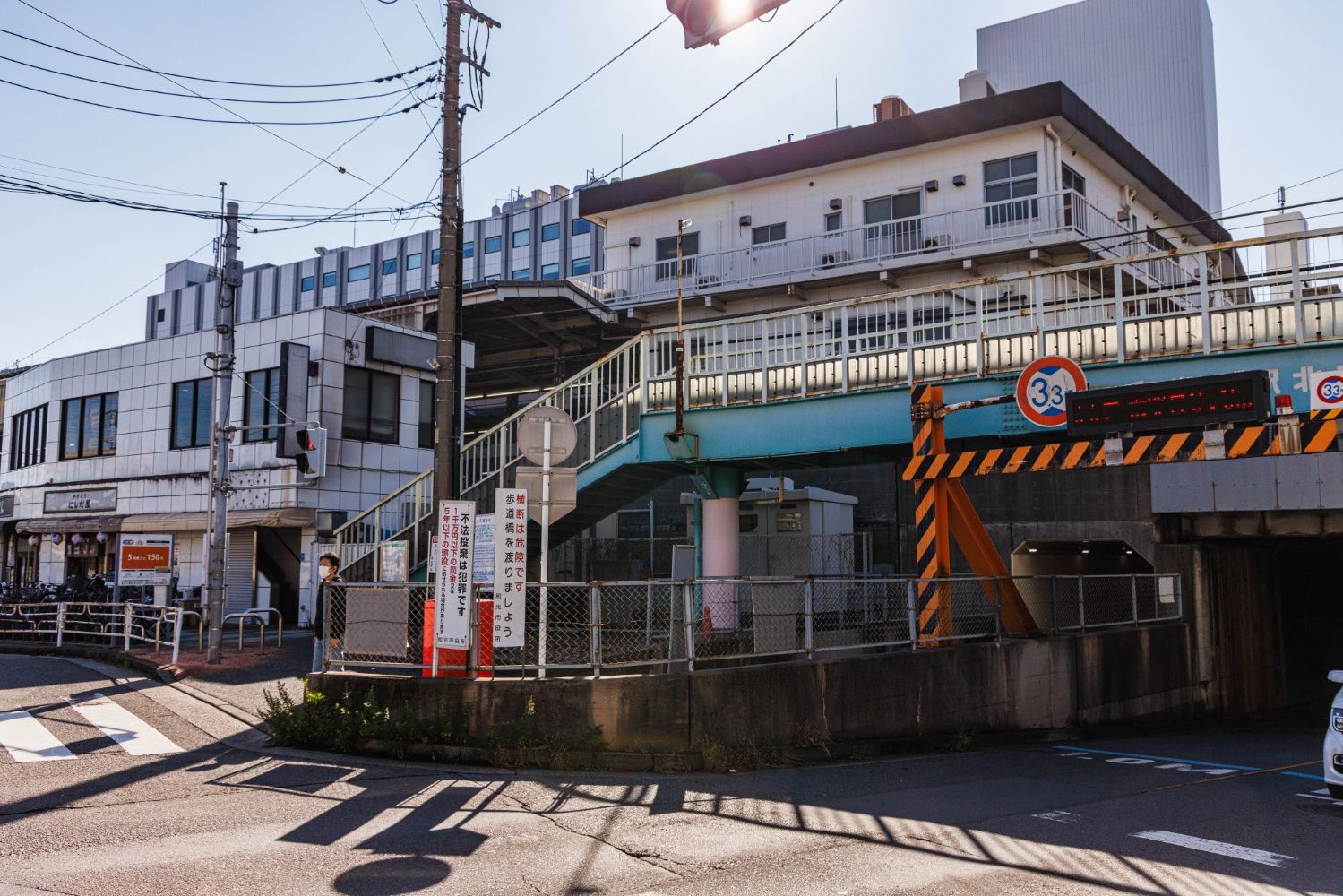 地下鉄乗り入れに伴い高架化して構内も拡張。写真は北口から南口方面を見ている（撮影：鼠入昌史）