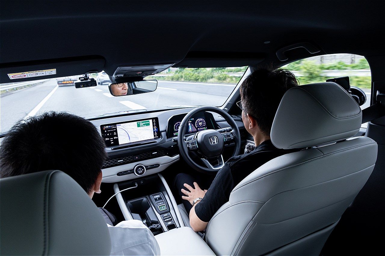 ホンダ量販モデル初のハンズオフ機能を搭載した「アコード e:HEV Honda SENSING 360＋」（写真：三木 宏章）
