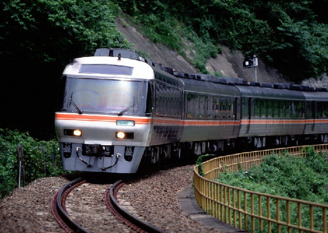 キハ85系の「ワイドビューひだ」。JR東海は「スーパー」の名は使わず「ワイドビュー」を冠した（撮影：南正時）