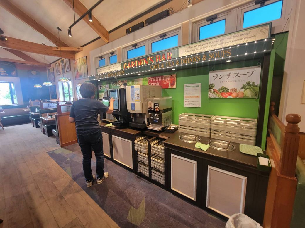 スープはドリンクバー横の鍋からセルフで取る（筆者撮影） 