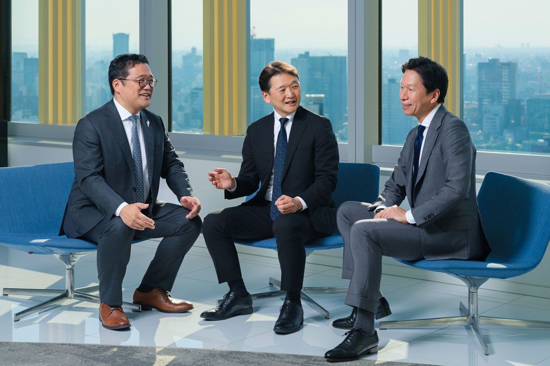 Splunk Services Japan 日本法人 社長執行役員 野村 健 氏、シスコシステムズ 社長執行役員 濱田 義之氏、マクニカ ネットワークカンパニー プレジデント 小林 雄祐 氏