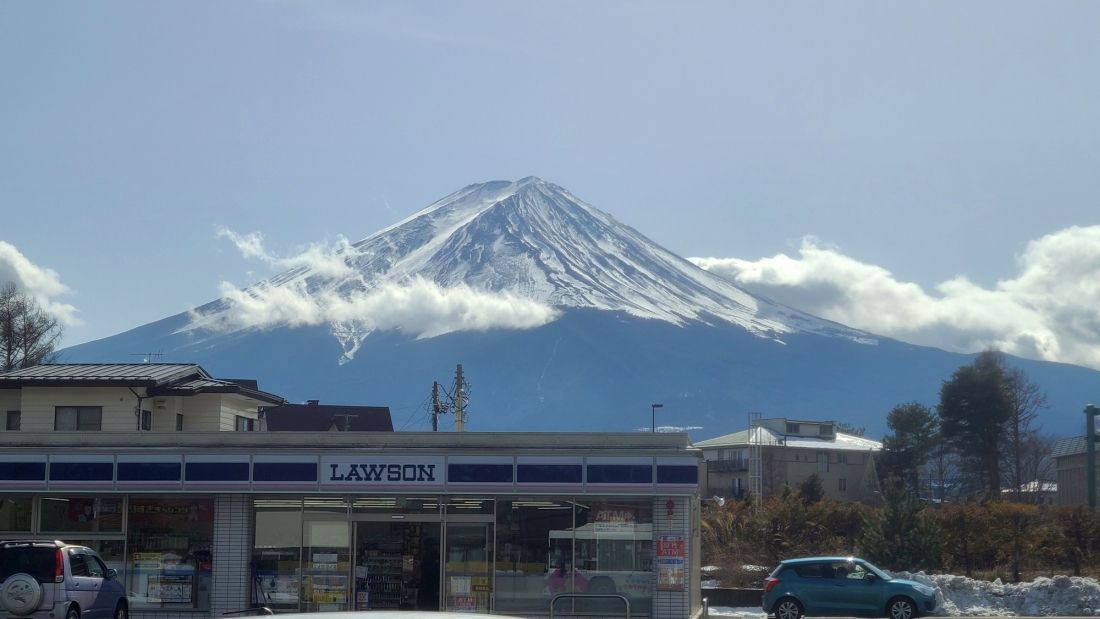 外国人観光客が殺到して注目された富士山とコンビニの風景（写真：kazuphoto／PIXTA）