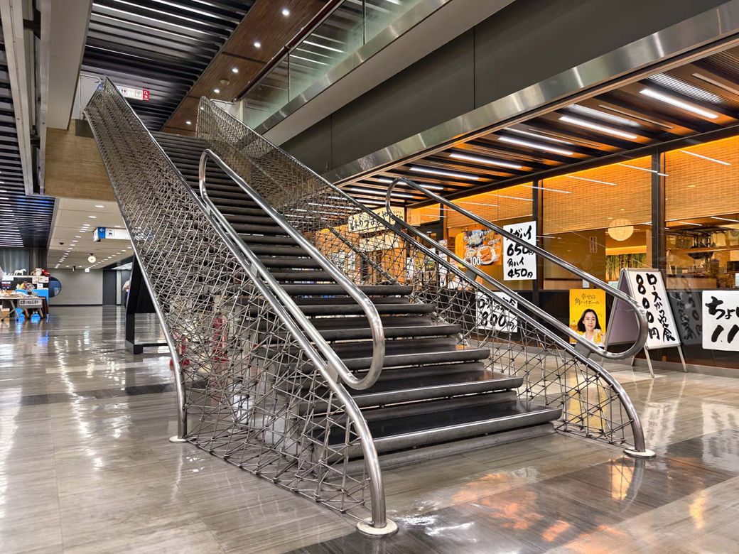 「夢の階段」と呼ばれる吊り構造の階段も、ビルの名所のひとつだ（筆者撮影）