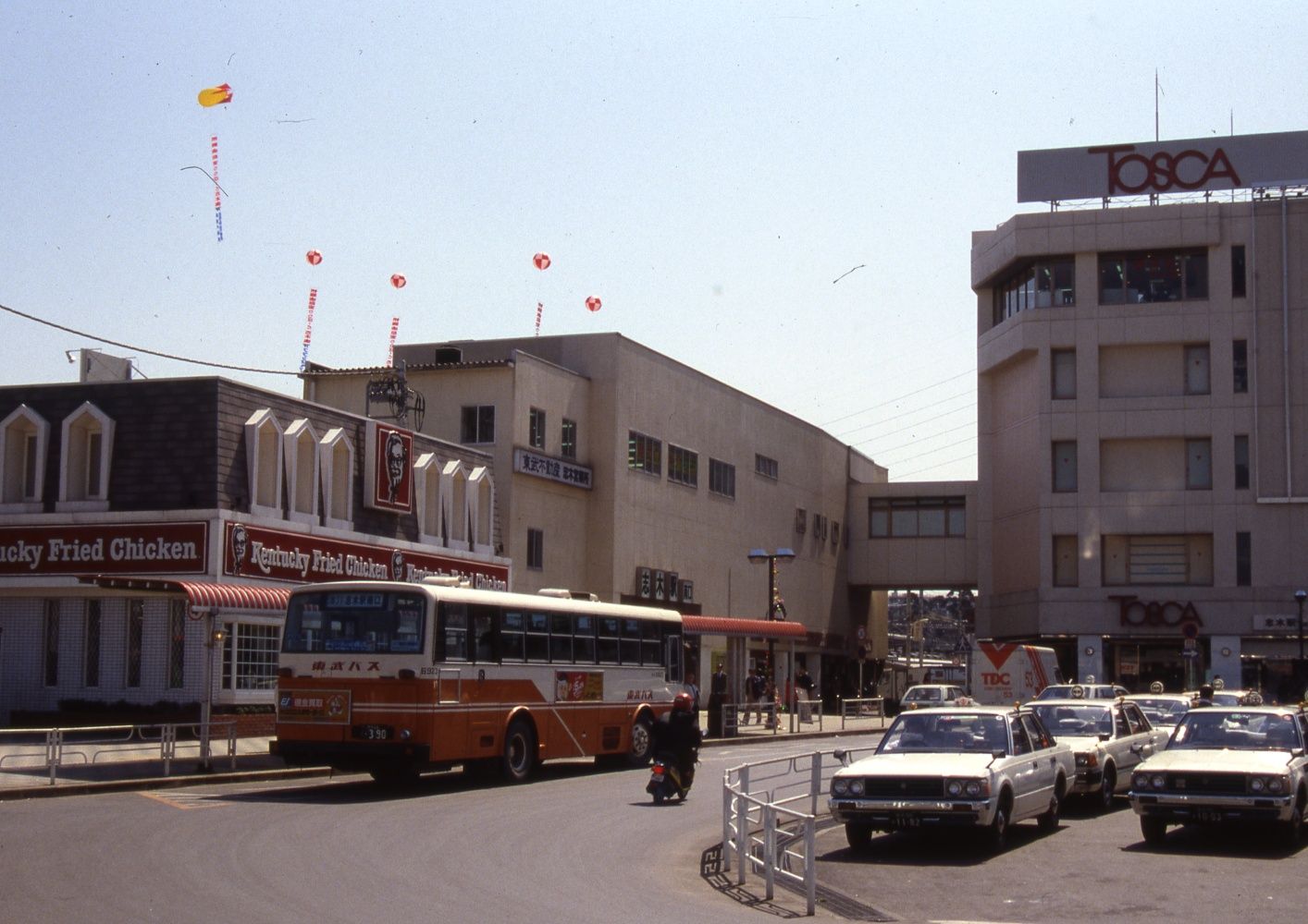 1988年当時の志木駅南口。右手に見えるビルは商業施設「TOSCA（トスカ）」（写真：東武博物館）
