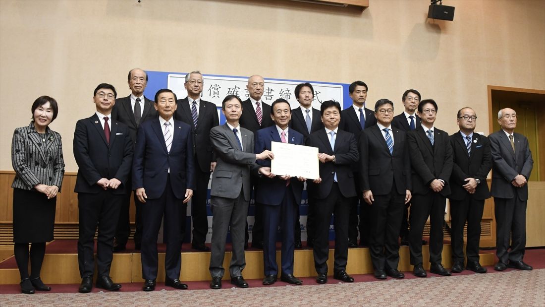 水資源に関する合意文書署名の後に記念撮影する、静岡県の鈴木知事、JR東海の丹羽社長、国交省の水嶋事務次官と大井川流域10市町の首長ら＝2026年1月24日（記者撮影）