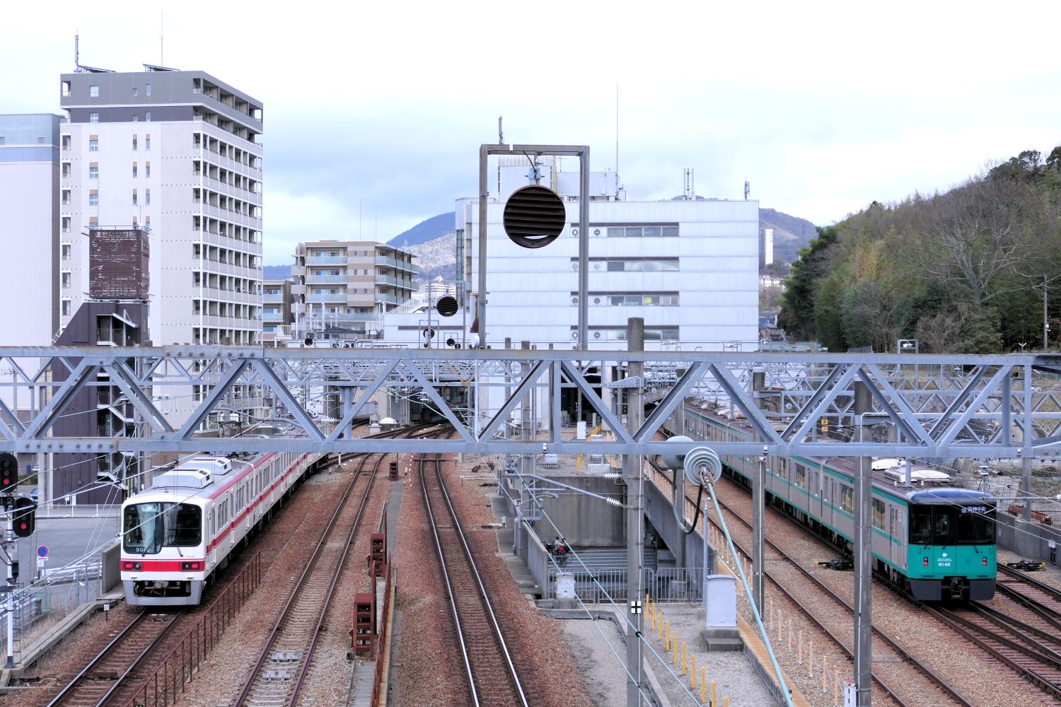 谷上駅へほぼ同時に到着する神戸電鉄と地下鉄北神線の電車（編集部撮影）