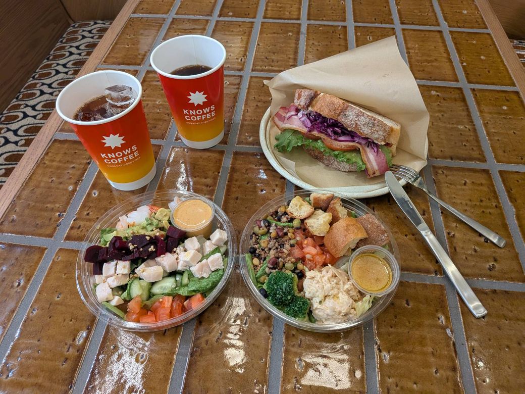 その他、サラダやサンドイッチなどの軽食やアサイーボウルも（筆者撮影）