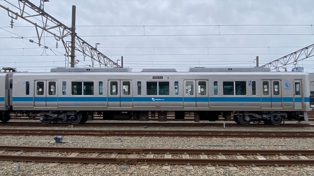 2000形の先頭車両（小田原寄り1号車）。乗務員室の後ろのドアだけは1.3m幅。屋根の中央に載っているのは車内でラジオ放送が受信できるようにするためのアンテナ（記者撮影）