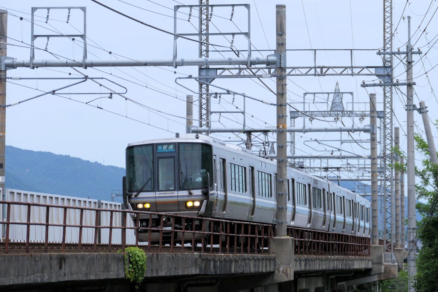 湖西線の普通列車。山側には防風柵（記者撮影）