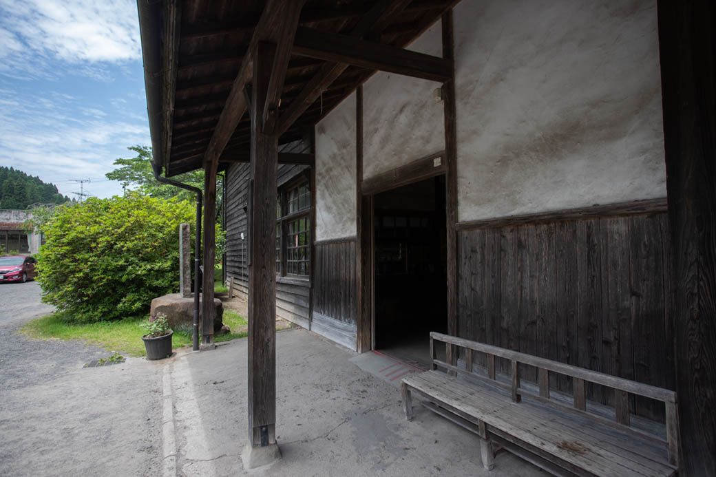 木造の駅舎が懐かしい佇まい（写真：筆者撮影）