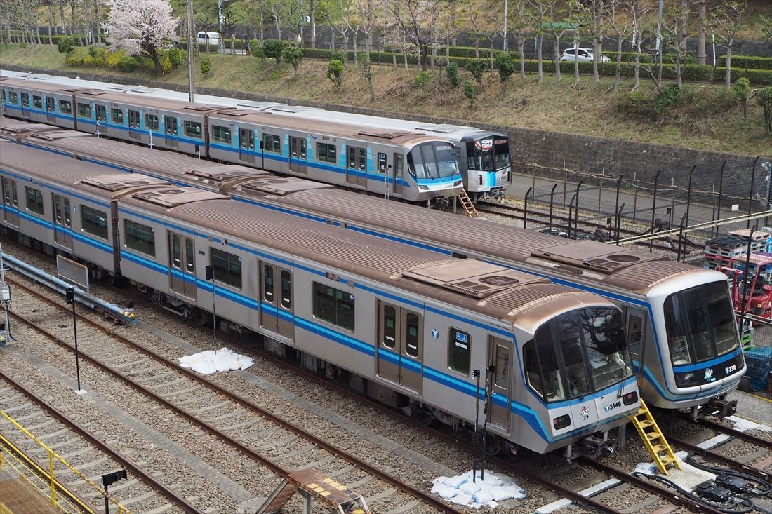 基地に並んだブルーラインの車両（記者撮影）