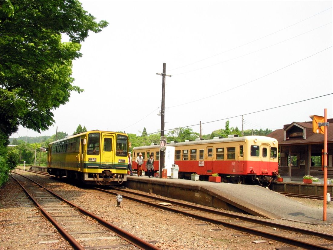 上総中野駅で小湊鉄道と並ぶいすみ鉄道の気動車（撮影：南正時）