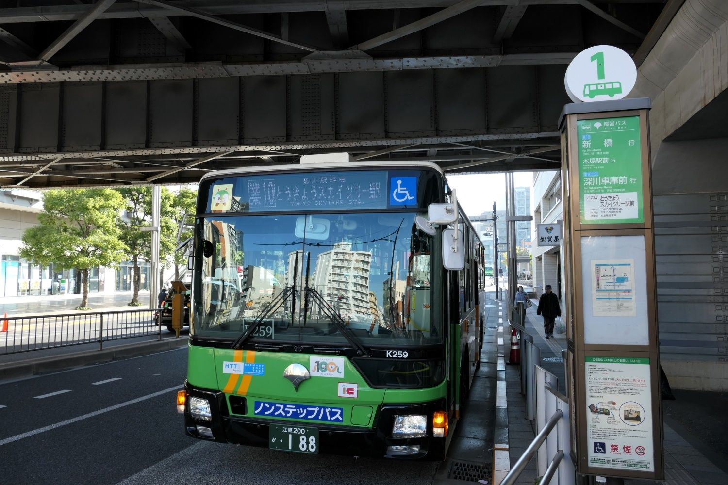 反対側のバス停にはとうきょうスカイツリー駅行きが到着（記者撮影）