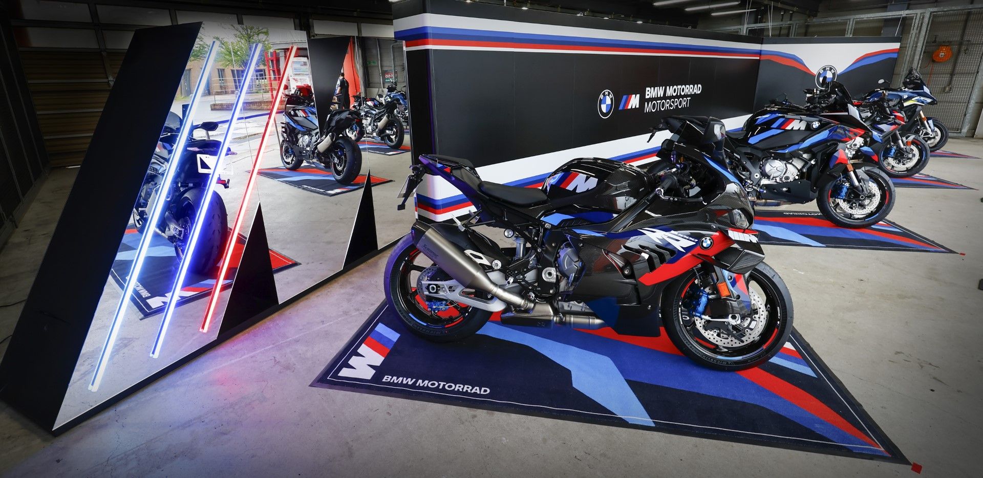 試乗したBMW Mシリーズ。手前からM 1000 RR、M 1000 XR、M 1000 R。一番奥はS 1000 XR（写真：BMWジャパン）