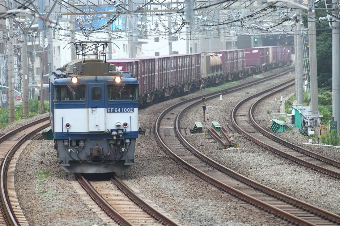 早朝の山手貨物線を走るEF64形1000番台牽引の長大コンテナ列車（撮影：南正時）