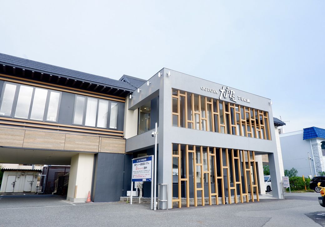 大戸屋　逗子店のスタイリッシュな外観（筆者撮影）