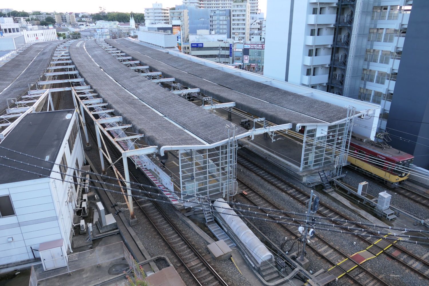 京都方面の特急が発車（記者撮影）