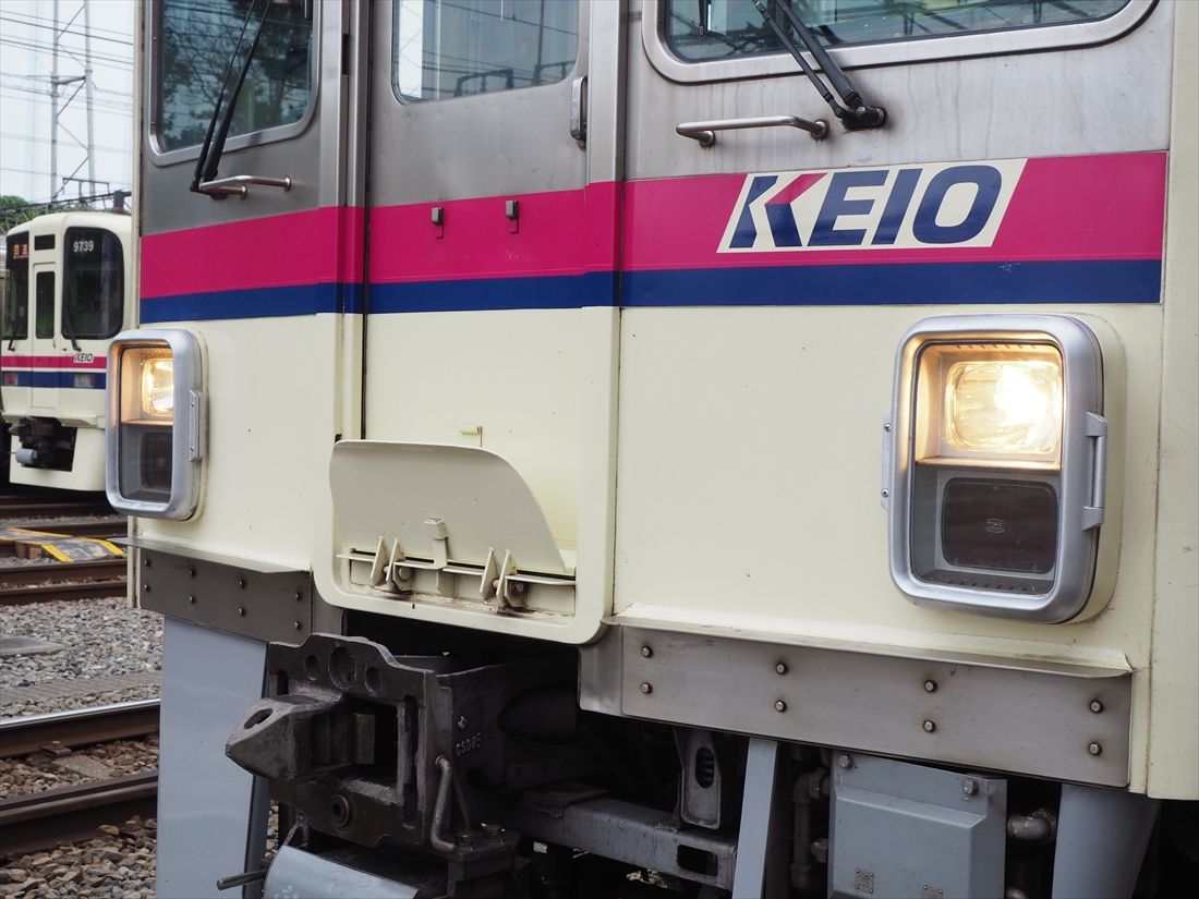 前照灯と尾灯を縦に並べた角型のライト（記者撮影）