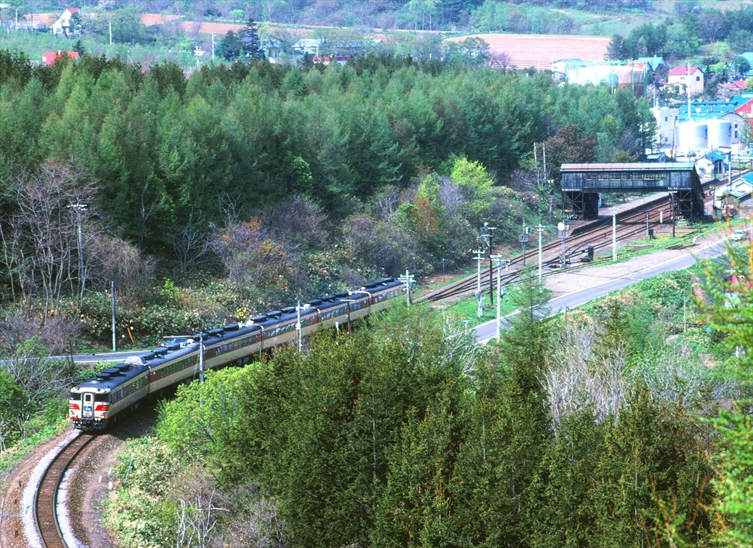 塩谷駅を通過する特急「北海」＝1985年（撮影：南正時）