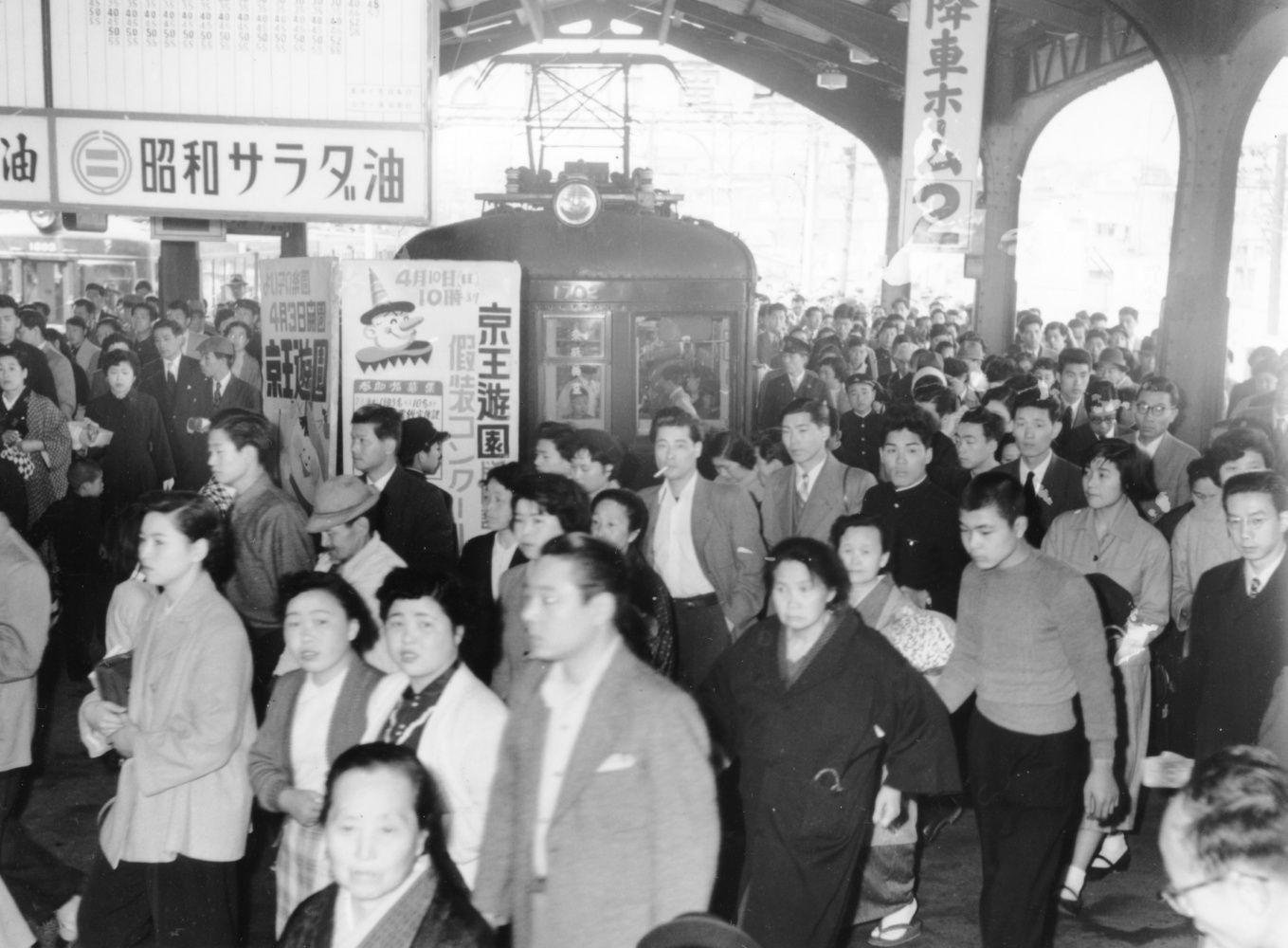1955年当時の渋谷駅。朝のホームの混雑風景（写真：京王電鉄）