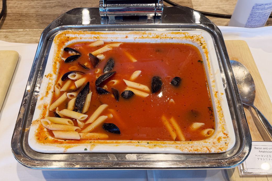 ベーコンと玉ねぎのアマトリチャーナは、ベーコンよりもムール貝が主役!?（写真：筆者撮影）