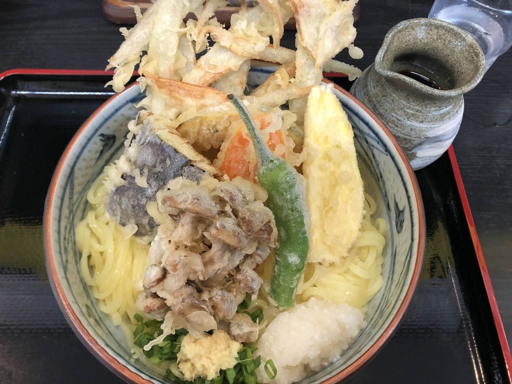 津田屋官兵衛の「野菜天ぶっかけ」。サクサクでボリュームのある天ぷらも魅力（写真：筆者撮影）