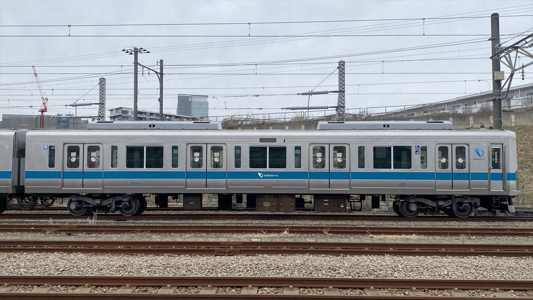 2000形の先頭車両（新宿寄り8号車）。乗務員室の後ろのドア（一番右）だけは1.3m幅だ（記者撮影）